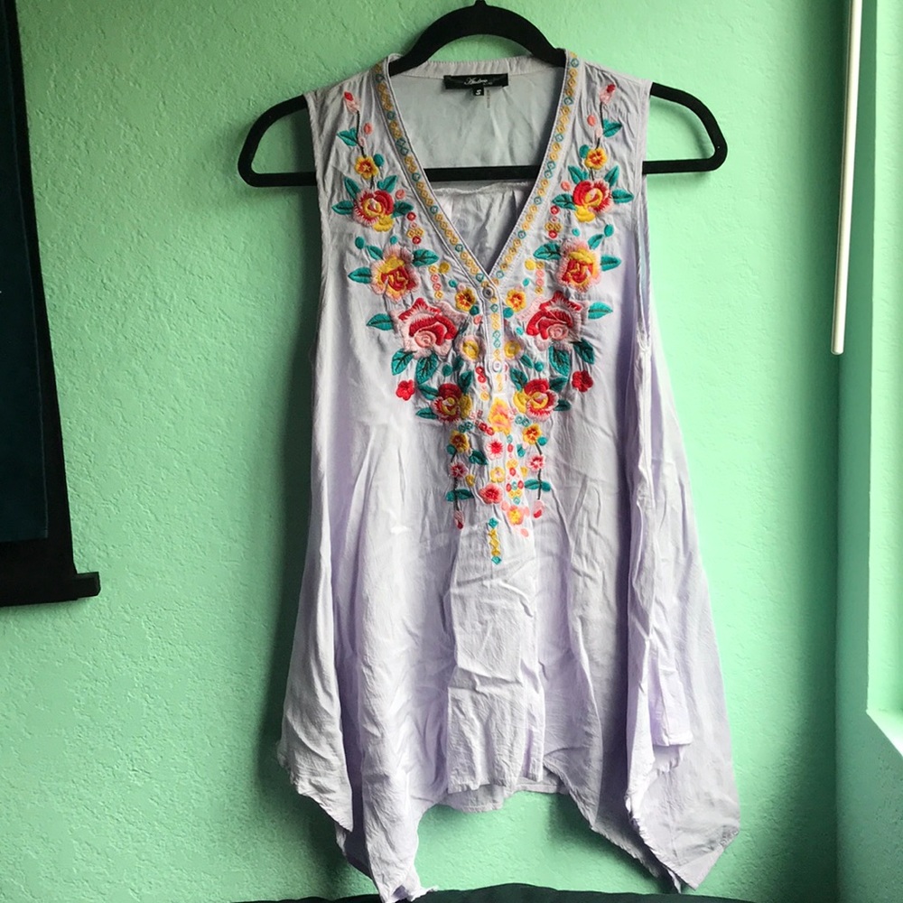 🌸Women’s Embroidered Lavender Floral Tunic-size S